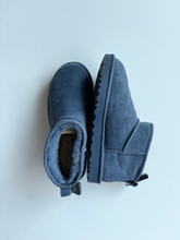 Load image into Gallery viewer, Uggs Boots Womens 9
