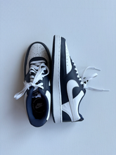 Load image into Gallery viewer, Nike Casual Shoes Womens 7
