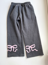 Load image into Gallery viewer, Edikted Pants Size Medium
