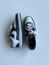 Load image into Gallery viewer, Nike Casual Shoes Womens 7
