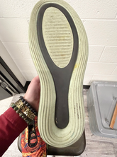 Load image into Gallery viewer, Nike Mens Athletic Shoes 8.5
