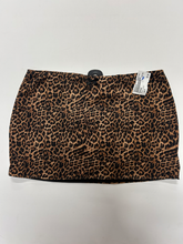 Load image into Gallery viewer, Edikted Short Skirt Size Medium
