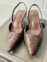 Load image into Gallery viewer, Casual Shoes Womens 6
