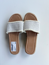 Load image into Gallery viewer, Casual Shoes Womens 7.5
