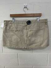 Load image into Gallery viewer, Garage Shorts Size Extra Large
