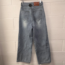 Load image into Gallery viewer, Denim Size 2 (26)
