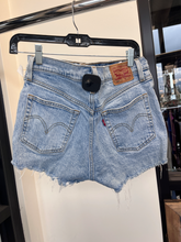 Load image into Gallery viewer, Levi Shorts Size 3/4
