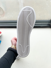 Load image into Gallery viewer, Nike Casual Shoes Womens 8
