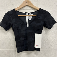 Load image into Gallery viewer, Lulu Lemon Athletic Top Size Small
