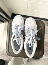 Load image into Gallery viewer, Nike Womens Athletic Shoes Womens 8
