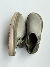 Load image into Gallery viewer, Uggs Casual Shoes Womens 8
