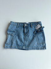Load image into Gallery viewer, Princess Polly Short Skirt Size 5/6
