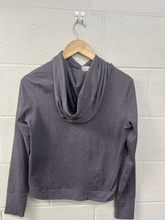 Load image into Gallery viewer, Vuori Athletic Top Size Medium
