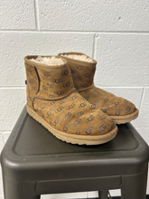 Load image into Gallery viewer, Uggs Boots Womens 6
