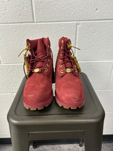 Load image into Gallery viewer, Timberland Boots Womens 7
