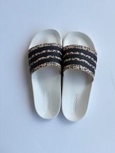 Load image into Gallery viewer, Adidas Sandals Womens 9
