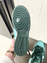 Load image into Gallery viewer, Nike Casual Shoes Womens 8
