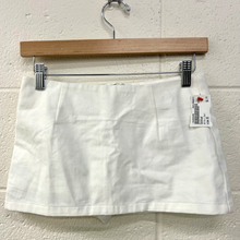 Load image into Gallery viewer, Edikted Short Skirt Size Extra Small
