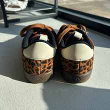 Load image into Gallery viewer, Adidas Womens Athletic Shoes Womens 7
