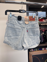 Load image into Gallery viewer, Levi Shorts Size 24
