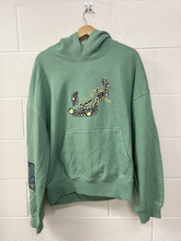 Load image into Gallery viewer, Sweatshirt Size Medium
