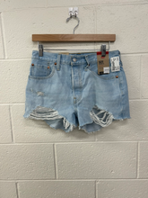Load image into Gallery viewer, Levi 501 Shorts Size 3/4
