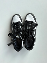 Load image into Gallery viewer, Nike Womens Athletic Shoes Womens 7.5
