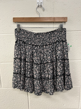 Load image into Gallery viewer, American Eagle Short Skirt Size Medium
