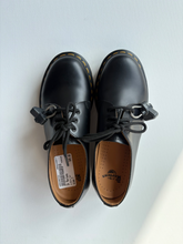 Load image into Gallery viewer, Dr Martens Boots Womens 7

