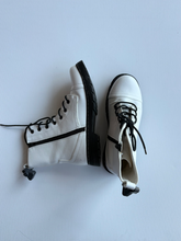Load image into Gallery viewer, Boots Womens 6.5
