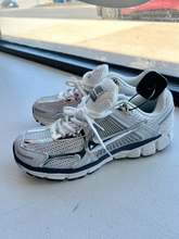 Load image into Gallery viewer, Nike Womens Athletic Shoes Womens 9.5
