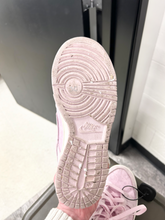 Load image into Gallery viewer, Nike Womens Athletic Shoes Womens 7.5
