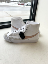 Load image into Gallery viewer, Nike Casual Shoes Womens 8
