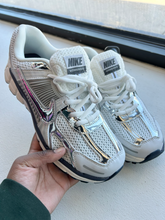Load image into Gallery viewer, Nike Womens Athletic Shoes Womens 9.5
