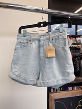 Load image into Gallery viewer, Levi Shorts Size 24
