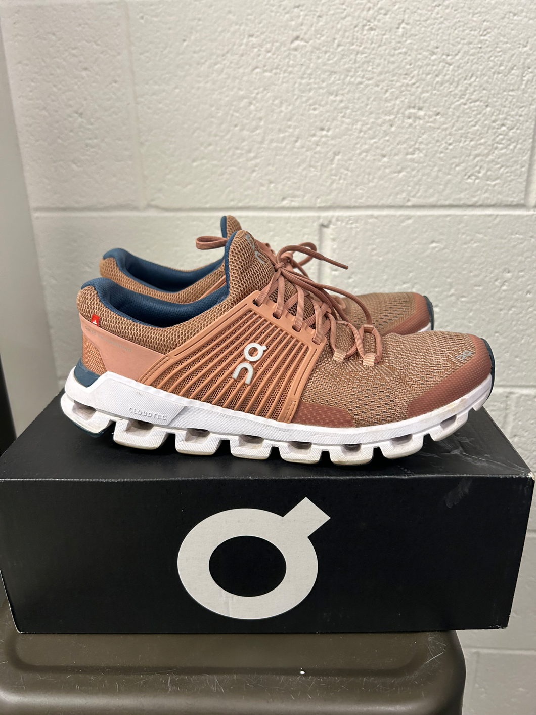 On Cloud Womens Athletic Shoes Womens 8