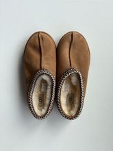 Load image into Gallery viewer, Uggs Boots Womens 9

