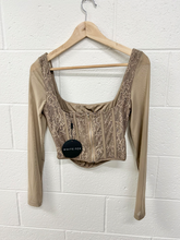 Load image into Gallery viewer, White Fox Long Sleeve Top Size Medium
