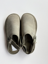 Load image into Gallery viewer, Uggs Casual Shoes Womens 8
