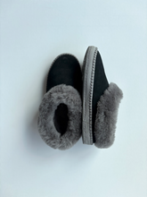 Load image into Gallery viewer, Uggs Boots Womens 8
