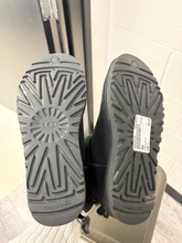 Load image into Gallery viewer, Uggs Boots Womens 7
