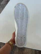 Load image into Gallery viewer, Nike Mens Athletic Shoes Mens 9.5
