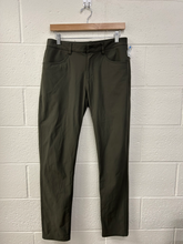 Load image into Gallery viewer, Vuori Athletic Pants Size Small
