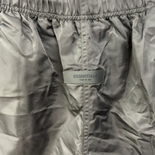 Load image into Gallery viewer, Pac Sun Shorts Size Medium
