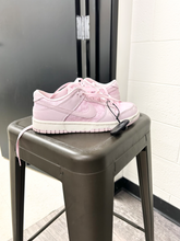 Load image into Gallery viewer, Nike Womens Athletic Shoes Womens 7.5
