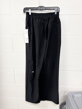 Load image into Gallery viewer, Alo Athletic Pants Size Extra Small
