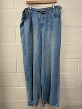 Load image into Gallery viewer, Fashion Nova Denim Size 18/20 (36)
