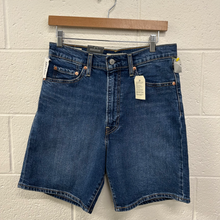 Load image into Gallery viewer, Levi Shorts Size 29
