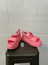 Load image into Gallery viewer, Uggs Sandals Womens 7
