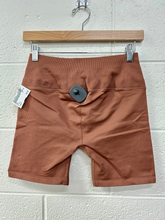 Load image into Gallery viewer, Alo Athletic Shorts Size Medium
